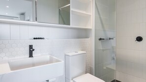 Shower, hair dryer, towels - Run Above It All Pool, Gym & Skyline Views (Footscray)