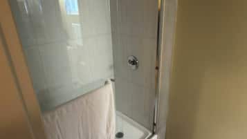 Douche, séchoir à cheveux, serviettes fournies, savon