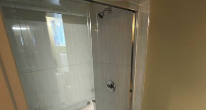 Spacious 3BR East Van Stay | Sleeps 6