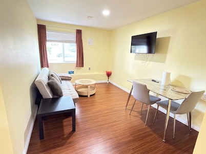 Spacious 3BR East Van Stay | Sleeps 6