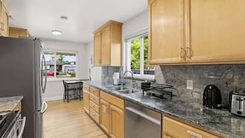 Coffee/tea maker, fridge, microwave, oven