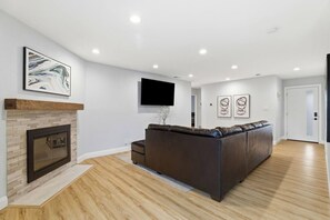Living area - Modern Santa Clara home | Sleeps 8 | Private Yard (Santa Clara)
