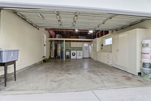 Interior - Modern Santa Clara home | Sleeps 8 | Private Yard (Santa Clara)