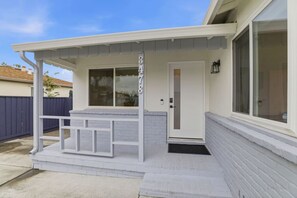 Exterior detail - Modern Santa Clara home | Sleeps 8 | Private Yard (Santa Clara)