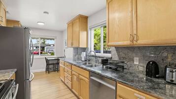 Includes a coffee maker, rice cooker, blender, toaster, and electric kettle for all your daily needs.