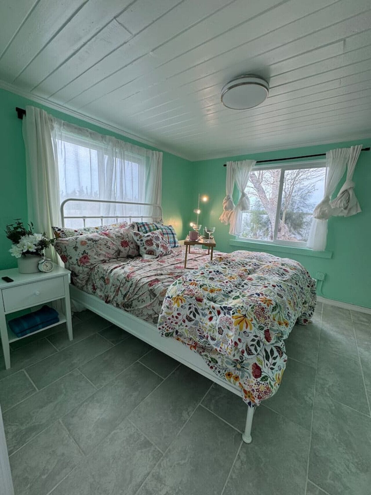 WiFi, bed sheets