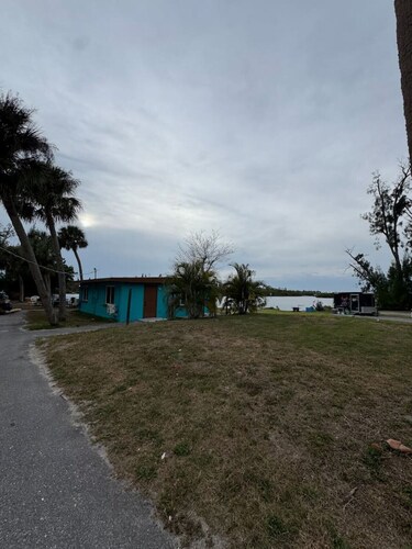 Rivers Edge Bungalow Waterside