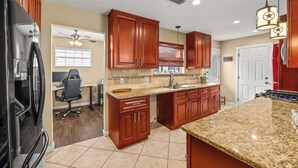 Private kitchen - Private Pool Oasis in Quiet Energy Corridor Villa (Houston)