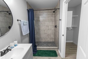 Dusche, Haartrockner, Handtücher, Shampoo