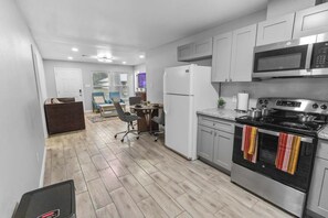 Fridge, microwave, oven, stovetop - Spacious 4BR I Private backyard Sleeps 8 I Near NRG, Med Center & DT (Houston)
