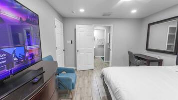 4 habitaciones, escritorio, tabla de planchar con plancha y wifi