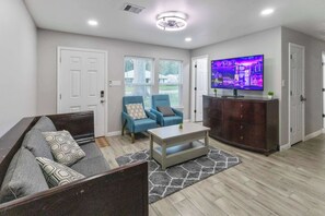 TV, offices - Spacious 4BR I Private backyard Sleeps 8 I Near NRG, Med Center & DT (Houston)