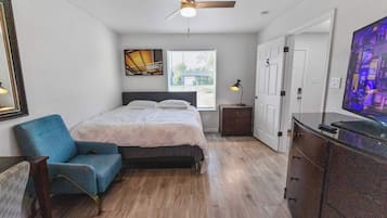 Een bureau, een strijkplank/strijkijzer, wifi, beddengoed