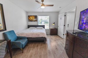 Desk, iron/ironing board, WiFi, bed sheets - FIFA I 4BR Home I Backyard I Parking I Near NRG (Houston)