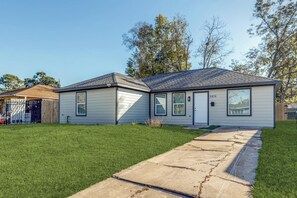 A single-story house with a front yard, a driveway, and a mailbox. - Renovated Home w/ Workspaces, Near Hobby Airport (Houston)