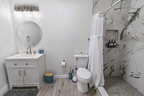 Shower, hair dryer, towels, shampoo - FIFA I 4BR Home I Backyard I Parking I Near NRG (Houston)