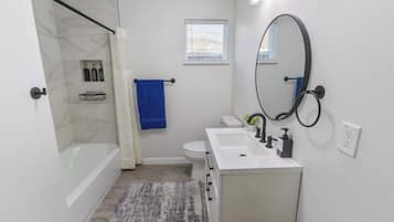 Een douche, een haardroger, handdoeken, shampoo