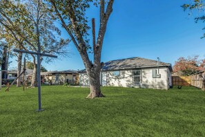 Exterior - FIFA I 4BR Home I Backyard I Parking I Near NRG (Houston)