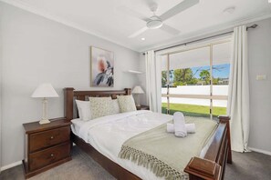 3 bedrooms, iron/ironing board, travel cot, WiFi - Modern 3BR Home AC ThroughoutClose to Beach, Shops (Robina)