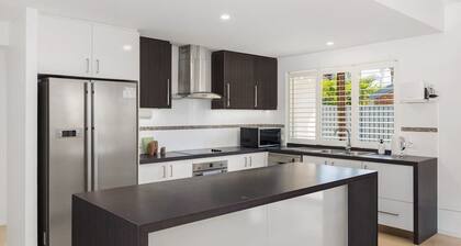 Modern 3BR Home AC ThroughoutClose to Beach, Shops