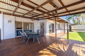 Outdoor dining - Modern 3BR Home AC ThroughoutClose to Beach, Shops (Robina)