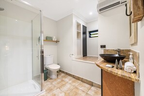 Hair dryer, towels - The Bamboo Base at Buderim (Buderim)