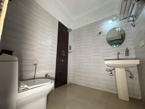 Een douche, een haardroger, een bidet, handdoeken