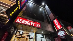 Het uiterlijk van hotel Aerocity Inn, met de naam duidelijk zichtbaar.