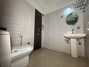 Shower, hair dryer, bidet, towels - Welcoming 15-bedroom hotel the delhiaerocity inn New Delhi (New Delhi)