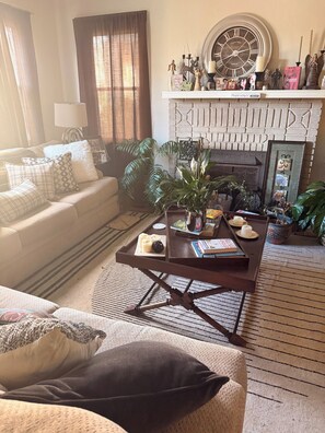 Living area - NFL DRAFT PITTSBURGH - stay in Mr. Rogers Neighborhood! (Dormont)