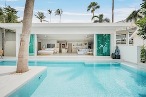 Luxury-Villa, 1 King-Bett, Meerblick, Strandnähe | Pool | Außenpool, Cabañas (kostenlos), Liegestühle