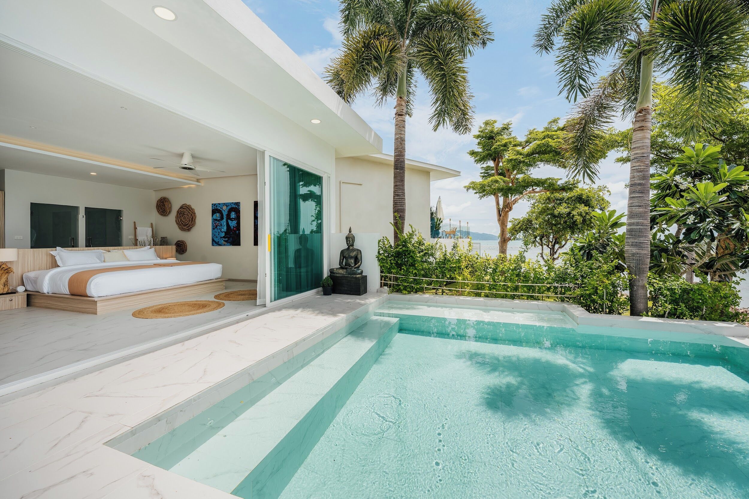Outdoor pool, free pool cabanas, pool loungers
