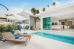 Biệt thự Cao cấp, 1 giường cỡ king, quang cảnh biển, sát bãi biển | Hồ bơi | Hồ bơi ngoài trời, lều miễn phí, ghế dài tắm nắng 