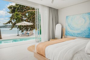 Luxe villa, 1 kingsize bed, uitzicht op zee, aan het strand | Een kluis op de kamer, een bureau, een laptopwerkplek