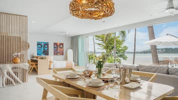 Biệt thự tiện nghi đơn giản, 1 giường cỡ king, quang cảnh biển, sát bãi biển | Khu ăn uống