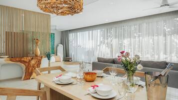 Deluxe Villa, 1 King Bed, Sea View, Beachfront | Dining