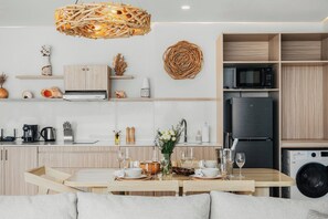 Villa de lujo, 1 cama de matrimonio grande, vistas al mar, frente a la playa | Cocina privada | Frigorífico grande, microondas, horno y placa de cocina