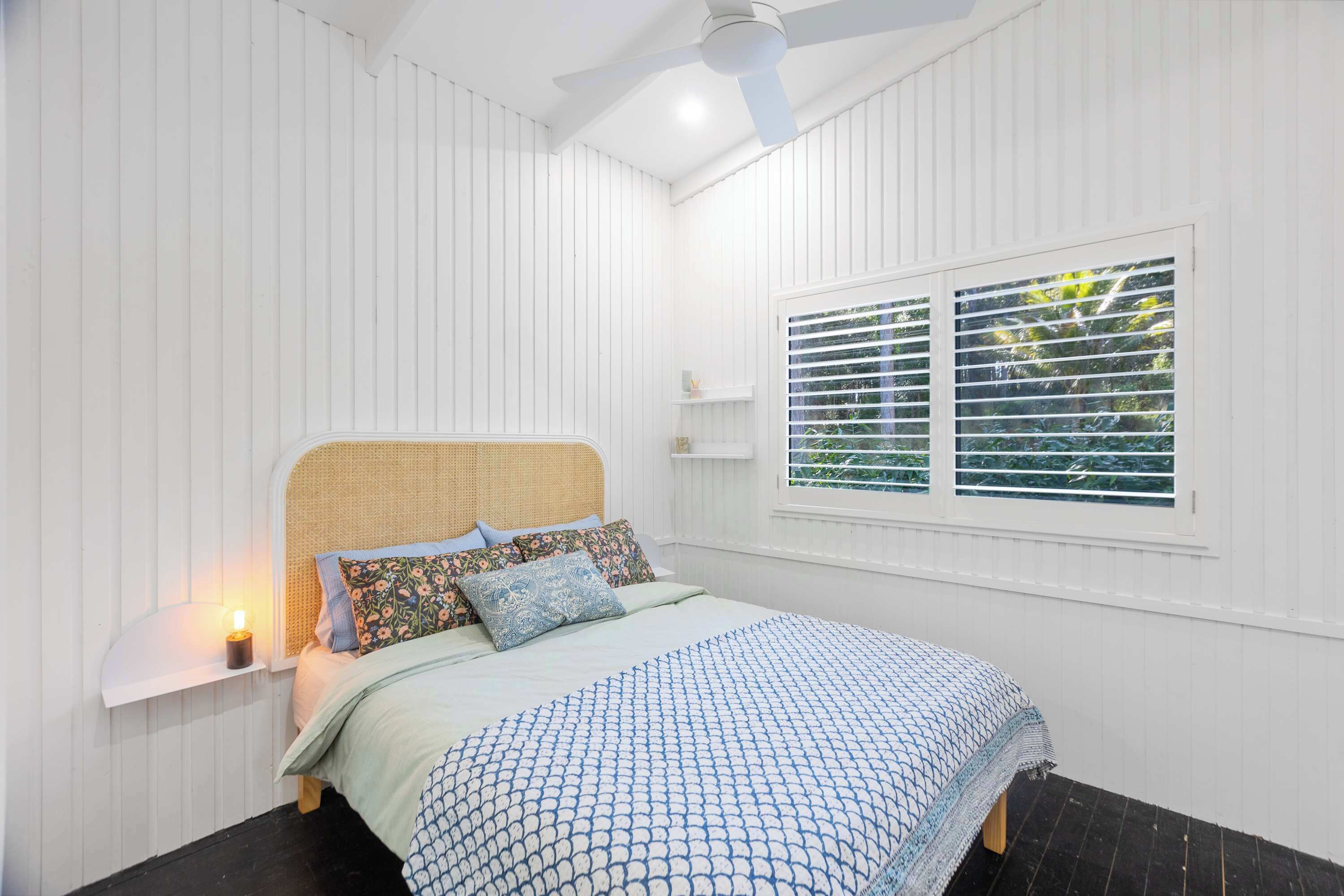 5 bedrooms, iron/ironing board, WiFi, bed sheets