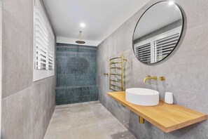 Shower, hair dryer, shampoo - Mabel Perfect Noosa Hinterland Gem w/ Heated Pool (Hinterland Region)