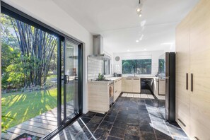 Fridge, microwave, oven, stovetop - Mabel Perfect Noosa Hinterland Gem w/ Heated Pool (Hinterland Region)