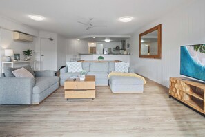 TV - The Hilltop Noosa Retreat: Walk to Beach + Pool (Noosa Region)