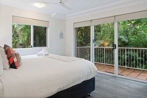 2 bedrooms, iron/ironing board, WiFi, bed sheets - The Hilltop Noosa Retreat: Walk to Beach + Pool (Noosa Region)