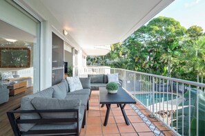 Terrace/patio - The Hilltop Noosa Retreat: Walk to Beach + Pool (Noosa Region)