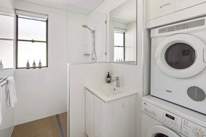Shower, hair dryer, towels, shampoo - Relaxed Noosaville Living - Poolside & Walkable (Noosa Region)