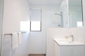Shower, hair dryer, towels, shampoo - Relaxed Noosaville Living - Poolside & Walkable (Noosa Region)
