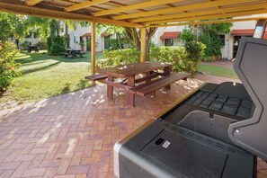 Outdoor dining - Relaxed Noosaville Living - Poolside & Walkable (Noosa Region)