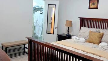Desk, iron/ironing board, WiFi, bed sheets