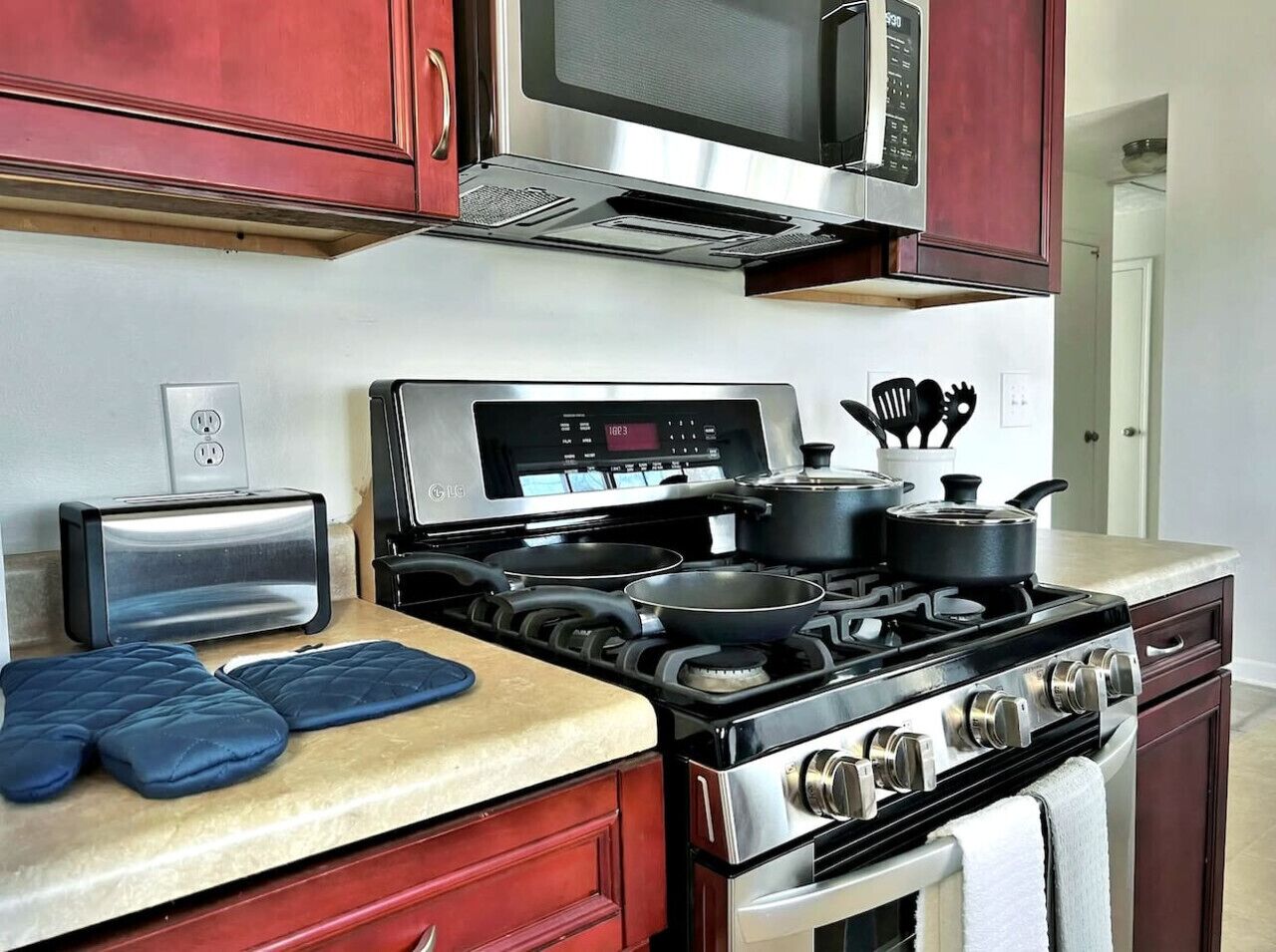 Frigorífico, microondas, horno y placa de cocina
