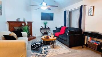 Una televisión, una chimenea, una mesa de tenis de mesa