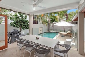 Outdoor dining - Pet Friendly Modern Oasis with Private Pool (Noosa Region)